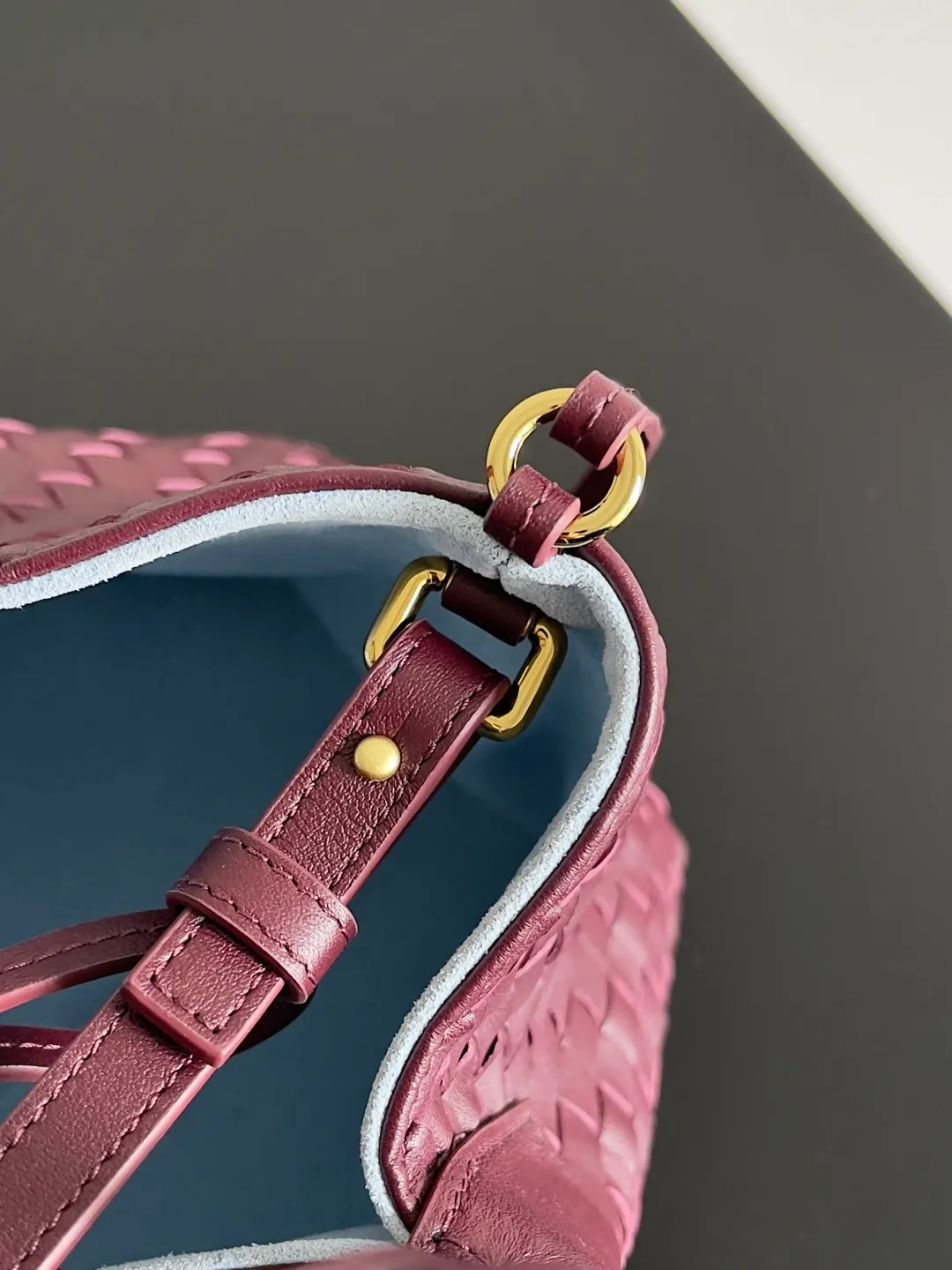 Batch 1660 BOTTEGA VENETA 2025 new product pinacoteca has super soft leather, and the weaving function, practicality and relaxed fashion sense have not fallen behind❤️‍🔥Amway has given sisters a must-have bag when going out. The size of the bag also accurately meets the commuting needs of urban beauties. It can accommodate mobile phones, keys, lipstick, powder, sunscreen, shopping bags...all of it! ! ! 🔥The capacity should not be underestimated~ It does not choose people, clothes, or occasions. With its majestic curved outline, exquisite woven texture, delicate edges and rounded handles, this woven vegetable basket bag truly achieves the goal of "dressing up and being fashionable without getting in the way"~ Are you interested in Jimei? Style number: 819004 Size: 24*15*12cm
